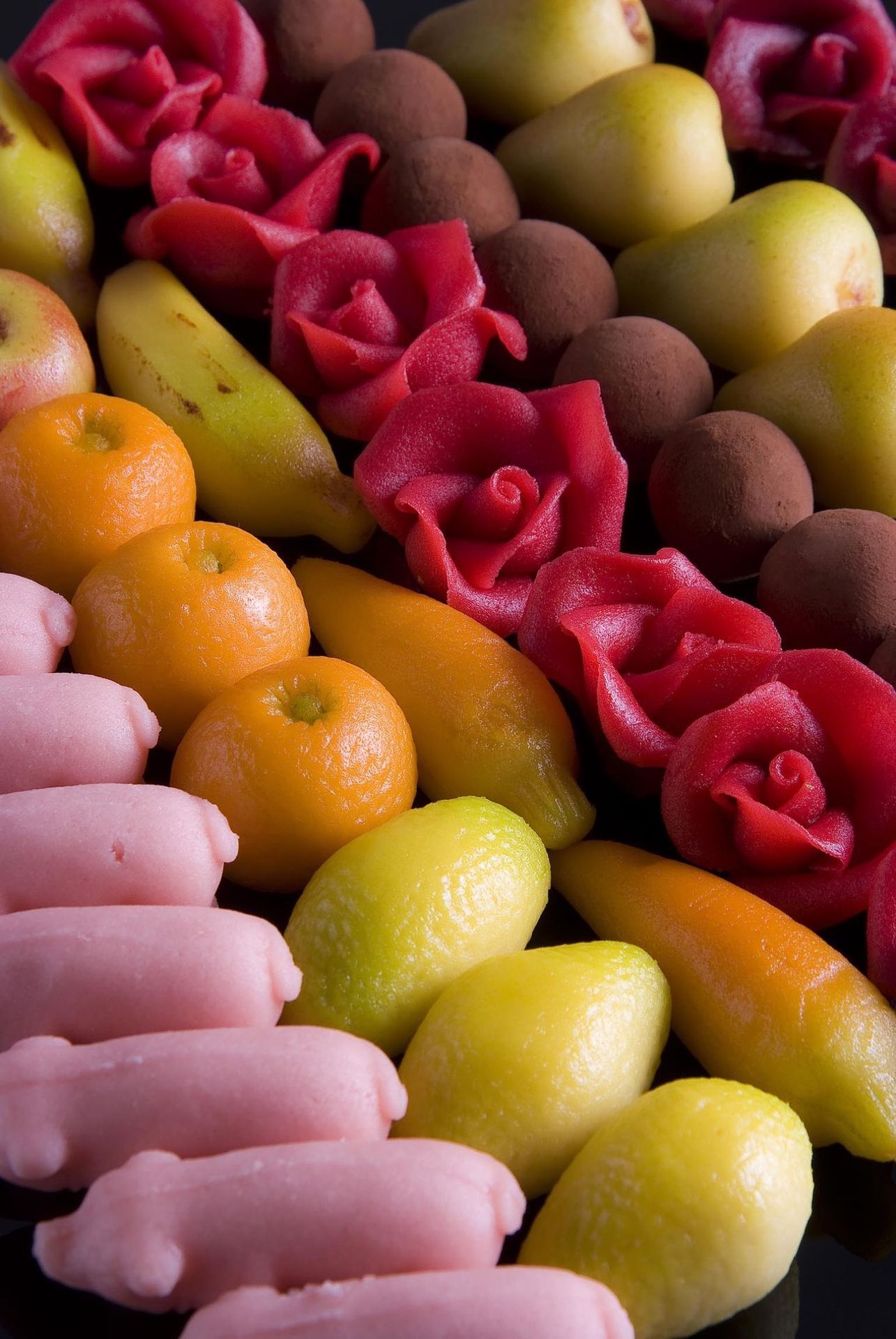 Figurines et fruits en trompe-l'œil façonnés en massepain chez Silly Belgium