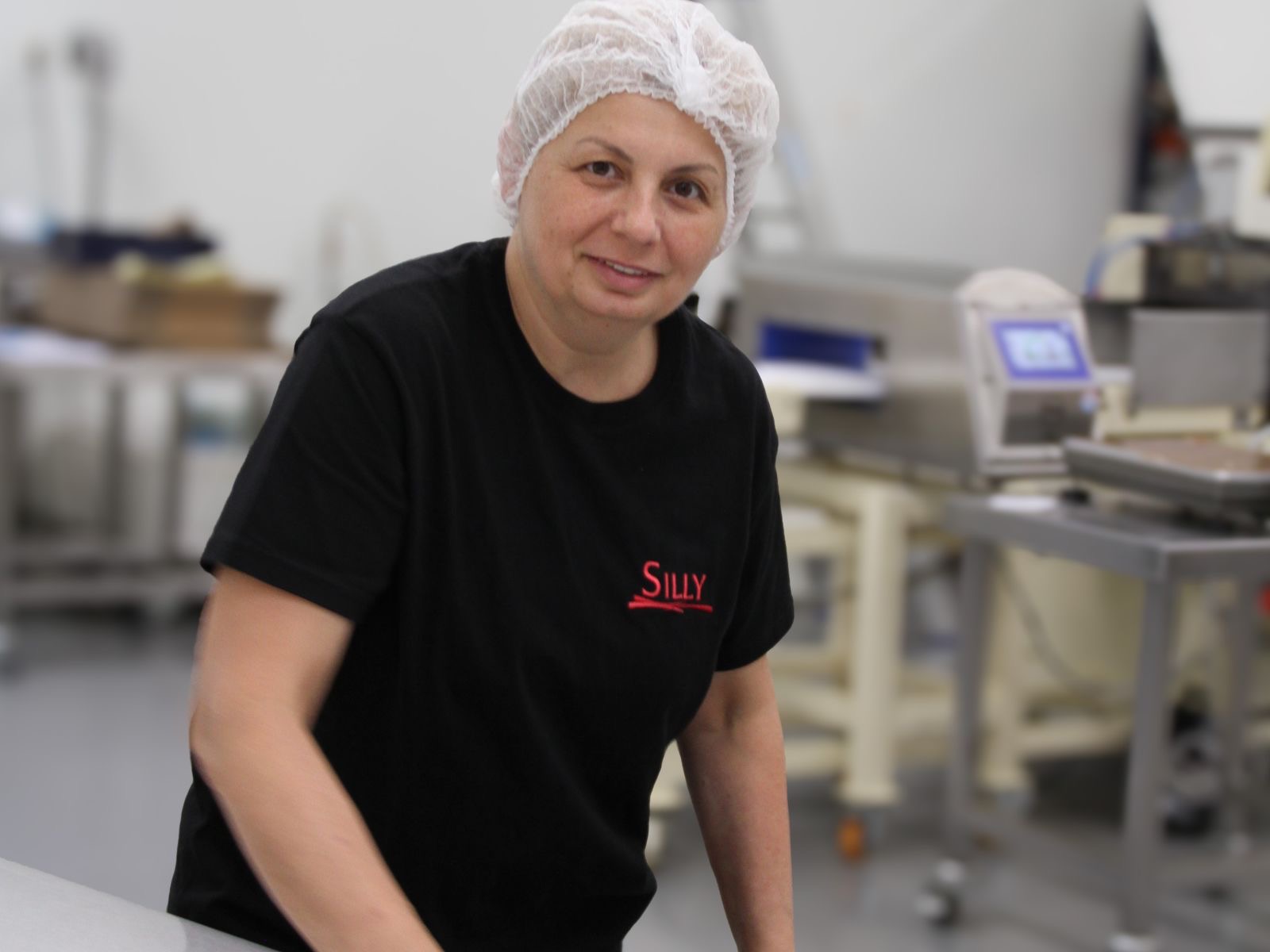 Flori nettoie un plan de travail en inox