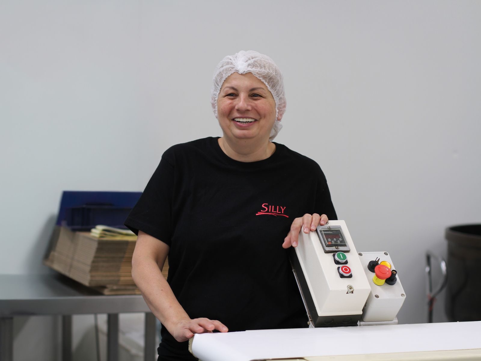Flori aux commandes d'une machine de production, à l'atelier de Jette