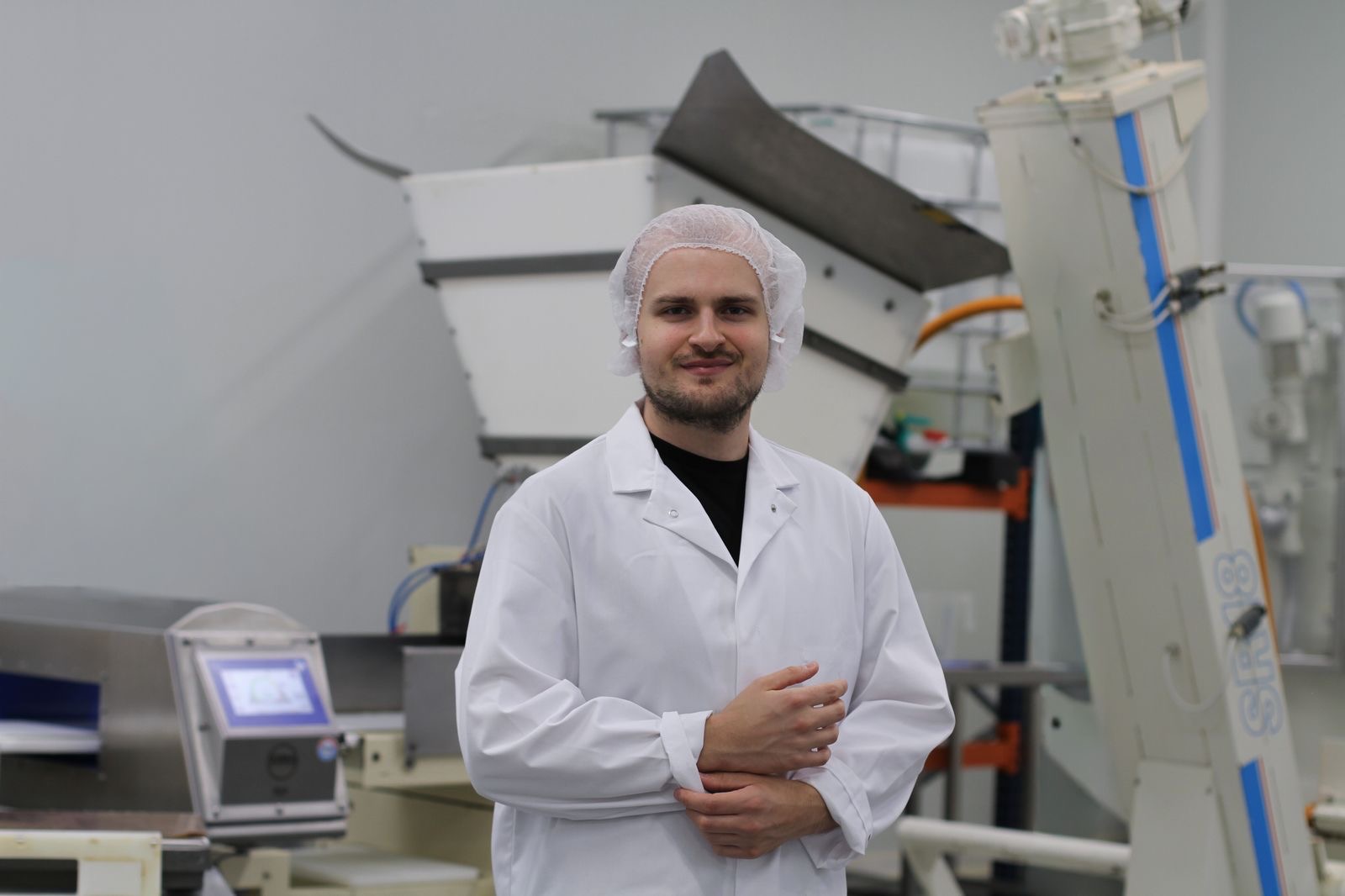 Sébastien devant une ligne de production de l'atelier de Jette
